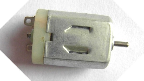 玩具直流小電機(jī)上的104的小電容有什么作用？為什么加瓷片電容？深圳小電機(jī)廠家為您揭秘: